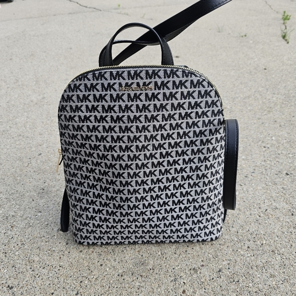 New Michael Kors Cindy backpack medium - Picture 3 of 14